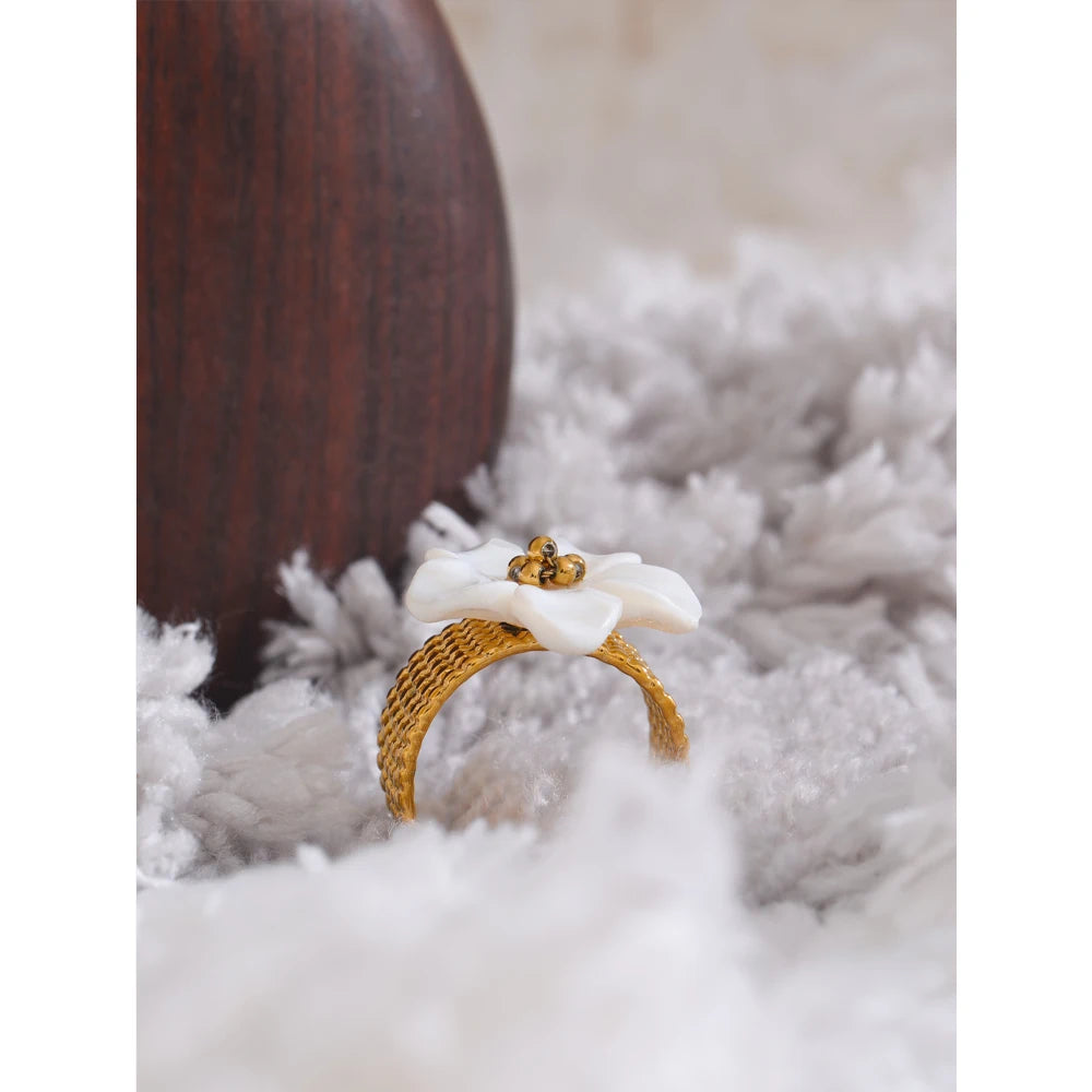 Bague ouverte en acier inoxydable avec coquillage naturelle