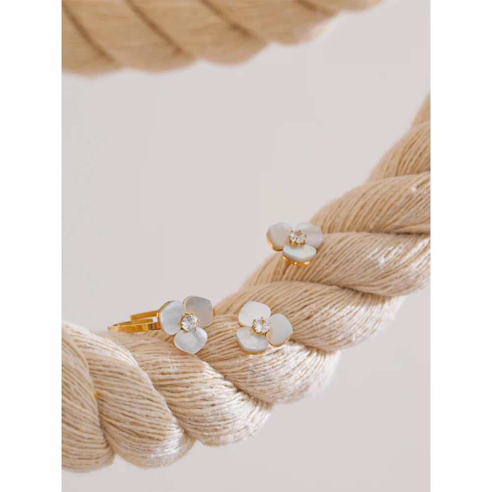 Ensemble de boucles d'oreilles, bague et bracelet en acier inoxydable avec collier et bague en forme de fleur de coquillage naturel