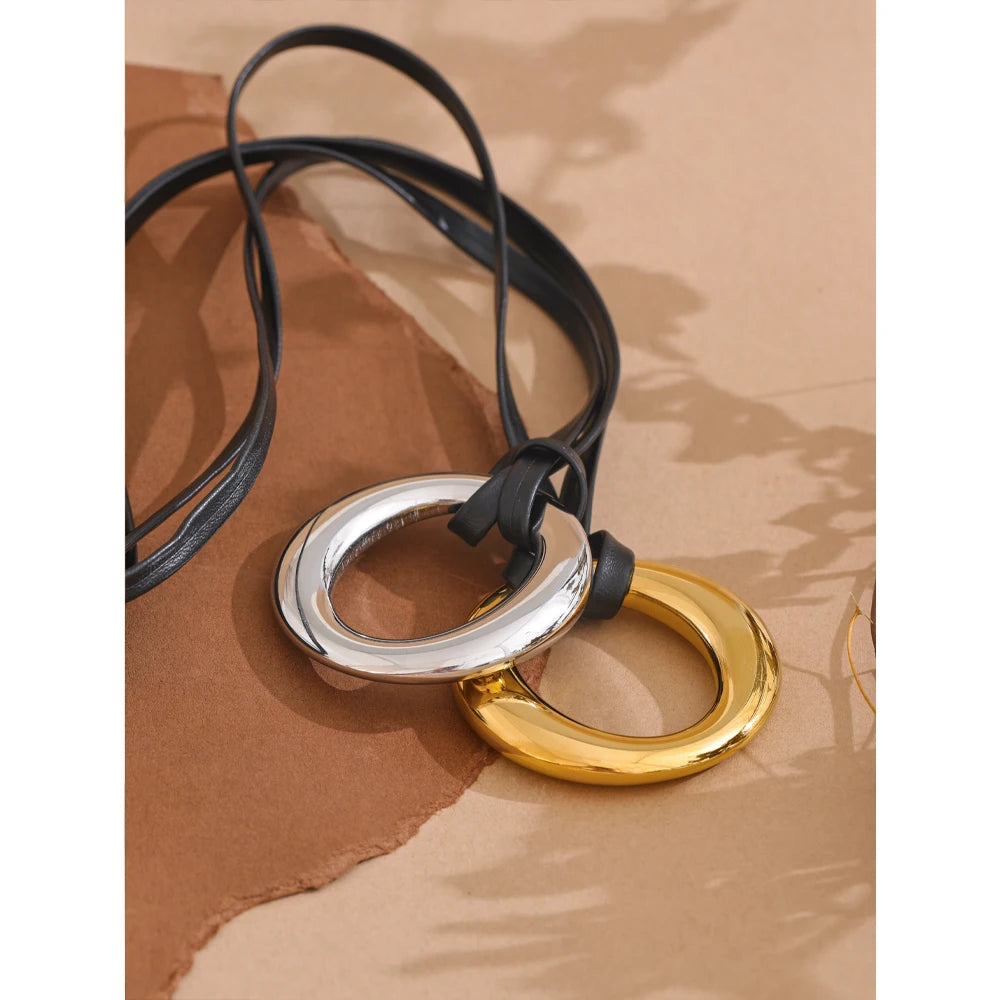 Collier long en cuir PU et acier inoxydable avec pendentif rond tendance minimaliste sans ternissement,  bijou tendance et élégant