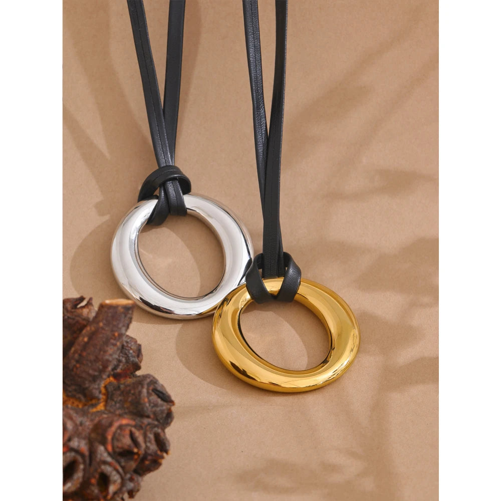 Collier long en cuir PU et acier inoxydable avec pendentif rond tendance minimaliste sans ternissement,  bijou tendance et élégant