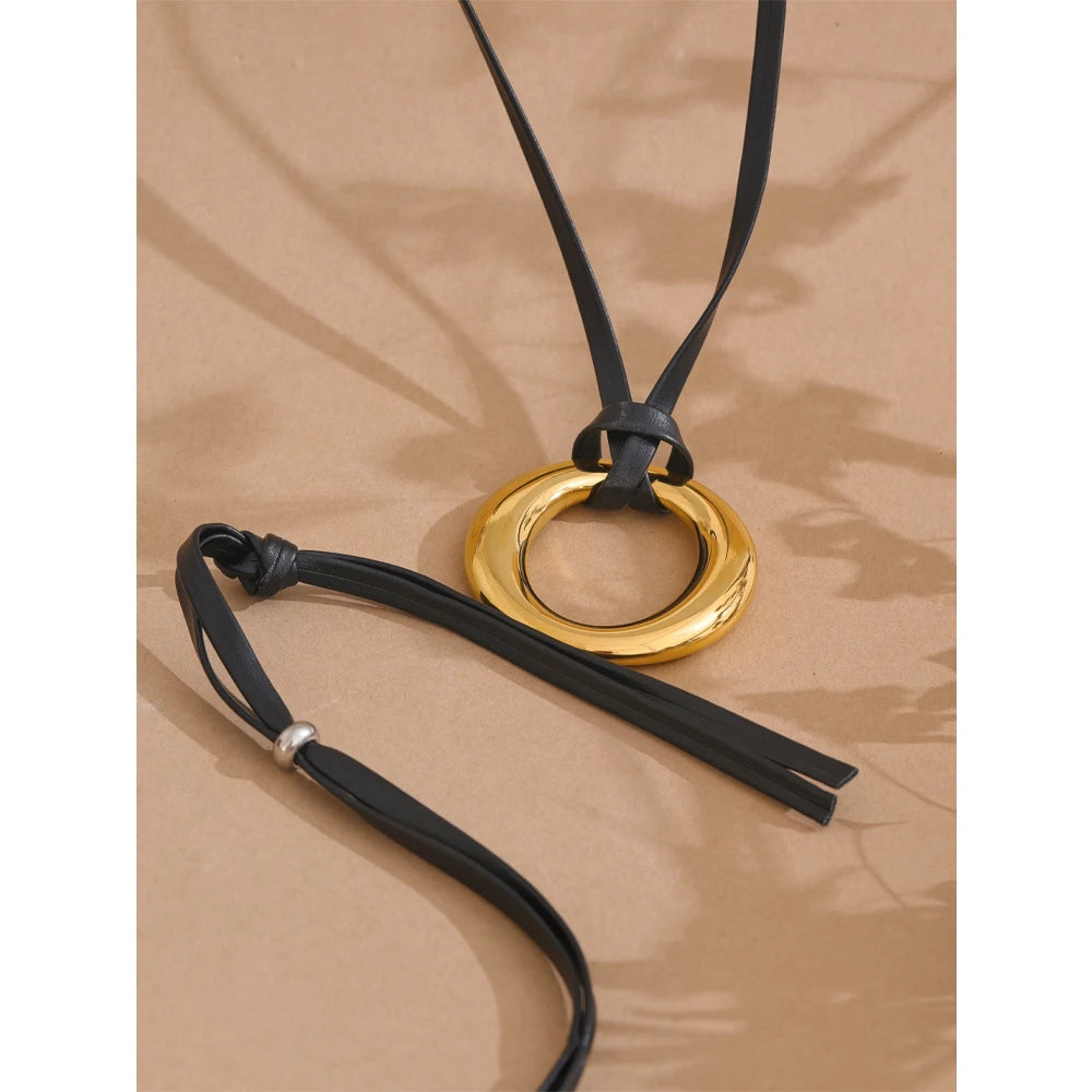 Collier long en cuir PU et acier inoxydable avec pendentif rond tendance minimaliste sans ternissement,  bijou tendance et élégant