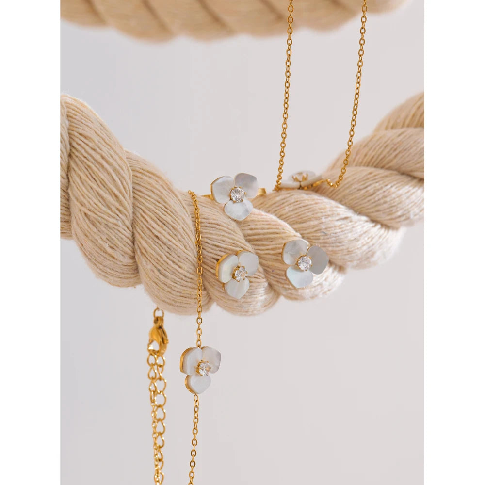 Ensemble de boucles d'oreilles, bague et bracelet en acier inoxydable avec collier et bague en forme de fleur de coquillage naturel